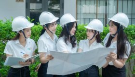 Sinh viên &quot;gào khóc&quot; vì bị yêu cầu mua 3 bộ đồng phục mất 1 triệu đồng