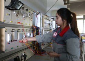 Bóng hồng duy nhất trong lớp Điện công nghiệp