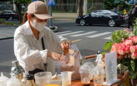 Bỏ vị trí quản lý, cô gái làm xe hoa cà phê kiếm 2 triệu đồng/ngày